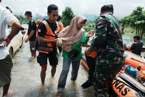 Basarnas evakuasi korban banjir di Konawe Utara