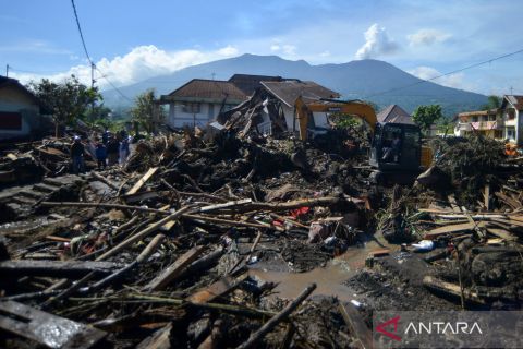 Pencarian korban banjir bandang di Sungai Pua