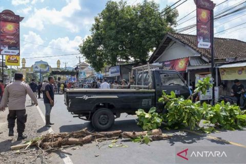 Warga gelar aksi blokade jalan wisata Senggigi