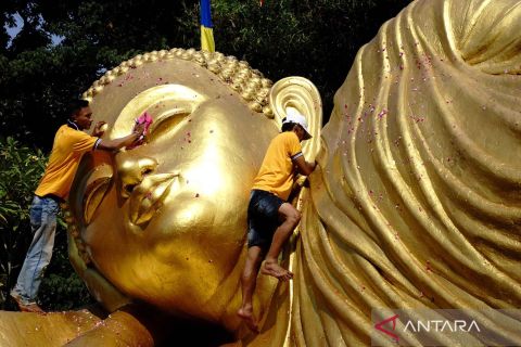 Warga gelar tradisi membersihkan patung Buddha tidur jelang Waisak 2568 BE