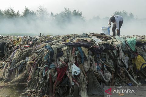 Aksi bersih pantai di Sukabumi