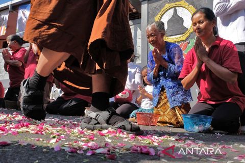Bhikkhu Thudong disambut warga sebelum melakukan kegiatan keagamaan di Temanggung