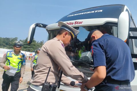 Polisi dan Dishub Garut cek kelayakan bus pariwisata cegah kecelakaan