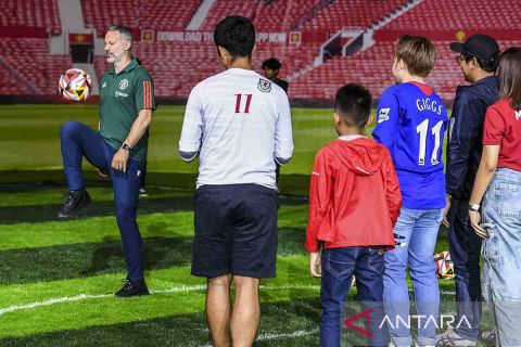 Legenda MU Ryan Giggs hadiri peluncuran Maybank Kartu Kredit Manchester United