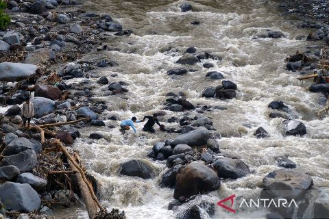 Hari kedelapan pencarian korban banjir bandang Sumbar