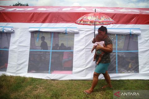 Pengungsi erupsi Gunung Ibu di Halmahera Barat