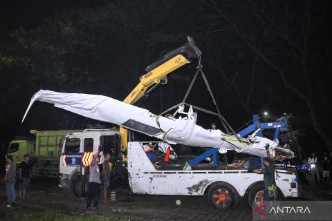Evakuasi bangkai pesawat latih jatuh di BSD Tangsel