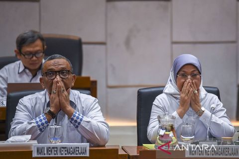 Menaker Ida Fauziah raker dengan Komisi IX DPR evaluasi pengawasan perlindungan jaminan sosial