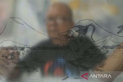 Lukisan tokoh pewayangan dengan media kaca