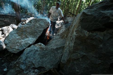 Penambang batu gunung tradisional di Pulau Kabaena
