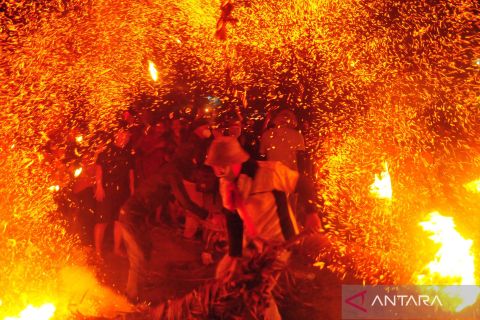 Sebanyak 400 obor memeriahkan tradisi perang obor di Jepara