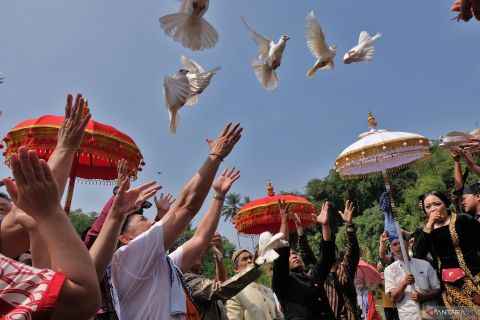 Prosesi Merti Karuna Bumi dalam rangkaian perayaan Tri Suci Waisak