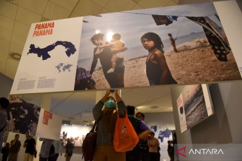 Pameran foto Rising Tide karya Kadir Van Lohuizen