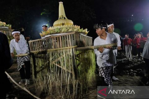 Ritual Larung Pelita Purnama Sidhi