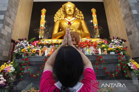 Perayaan Hari Raya Trisuci Waisak di sejumlah kota