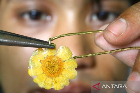 Mengolah bunga asli menjadi liontin bernilai ekonomi