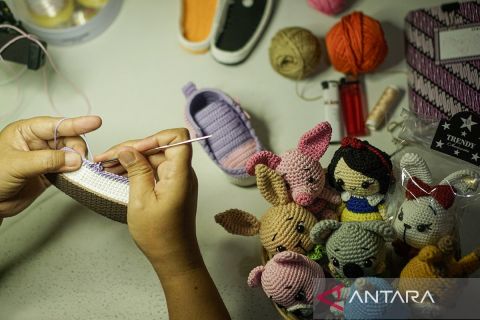 Pemerintah dorong UMKM go digital dengan memberi edukasi, literasi digital hingga mampu bersaing di pasar internasional.