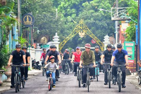 President Jokowi invites grandson Jan Ethes to cycle together in Yogyakarta
