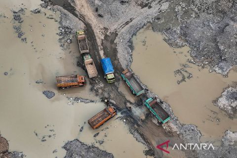 Kantung parkir truk pertambangan di Parung Panjang