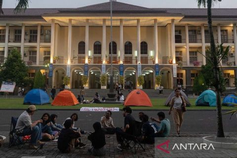 Aksi berkemah sebagai bentuk protes tingginya nominal Uang Kuliah Tunggal