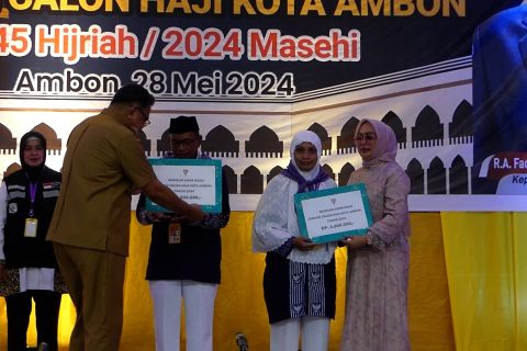 322 jamaah calon haji Kota Ambon terima uang saku 1 juta dari Pemkot