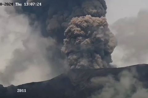 Marapi kembali erupsi dengan lontaran abu setinggi 2 km