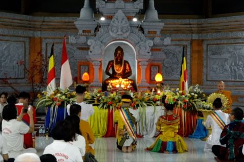 Perayaan Waisak di Wihara Aryawipa Arama TMII berlangsung khidmat