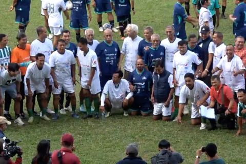 Ajang bertemunya legenda sepak bola Malang dan Surabaya