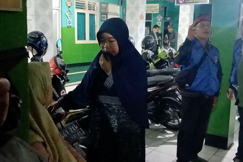 Orang tua korban kecelakaan bus di Ciater menunggu kepastian