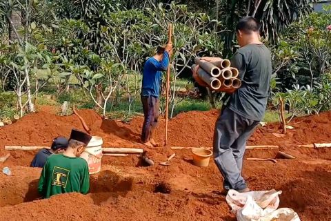 Enam jenazah siswa SMK Lingga Kencana dimakamkan hari ini