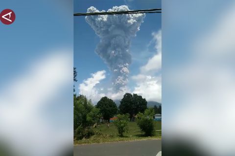 Gunung Ibu di Halmahera Barat kembali erupsi