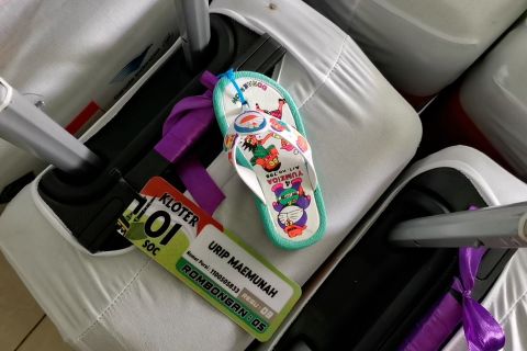 Hindari koper tertukar, calon jamaah haji pasang penanda unik