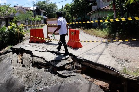 Jembatan ambruk, akses penghubung dua kelurahan di Pontianak terputus