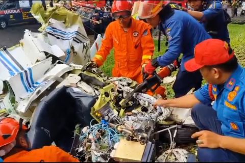 Korban jiwa pesawat jatuh dibawa ke RS Polri Kramat Jati