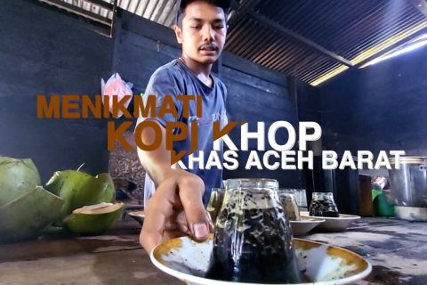 Menikmati kopi khop khas Aceh Barat