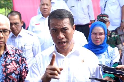 Mentan serahkan bantuan pertanian dan pompa di Bone Bolango