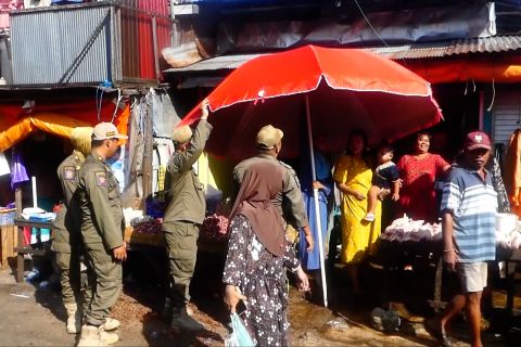 Pemko Banjarmasin peringatkan PKL yang berjualan di Jalan Pasar Lama