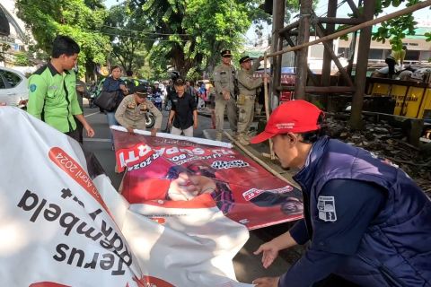 Penertiban atribut Bakal Calon Wali Kota Bogor yang langgar Perda