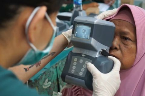 Kodim Pekalongan gelar pemeriksaan katarak gratis