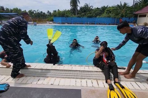 35 anggota Saka Bahari Lanal Lhokseumawe ikuti pelatihan selam