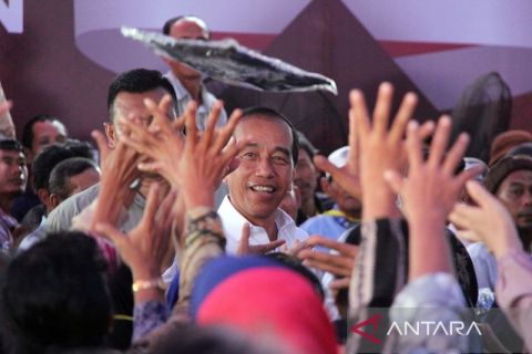 Presiden Joko Widodo serahkan paket bantuan kepada masyarakat di Dumai