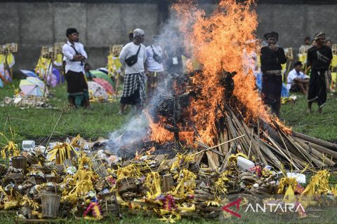 Ngaben Massal sebanyak 55 simbol jenazah dikremasi dalam ritual upacara Astiwadana