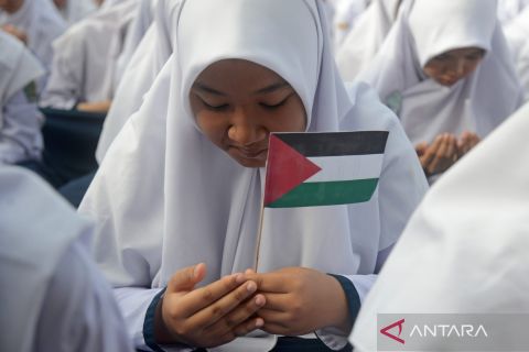 Momen pelajar gelar doa bersama untuk Palestina