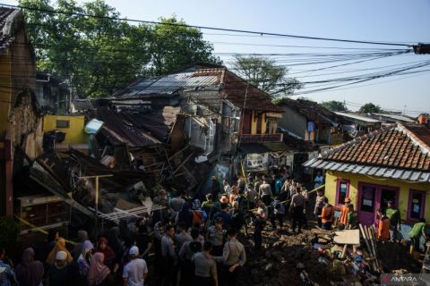 Dampak pipa saluran air pecah di Bandung