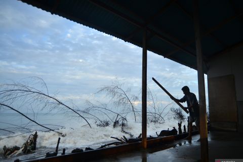 Gelombang pasang terjang pesisir Padang