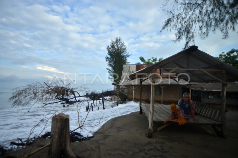 Gelombang pasang di Pantai Pasia Jambak Padang