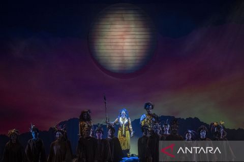 Matahari Papua pementasan ke-230 Teater Koma merupakan naskah terakhir alm. Nano Riantiarno