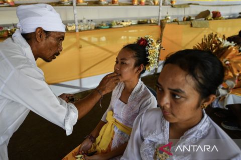 Ritual Metatah simbol memasuki usia dewasa, penyeimbang kehidupan dengan menghilangkan sifat buruk manusia