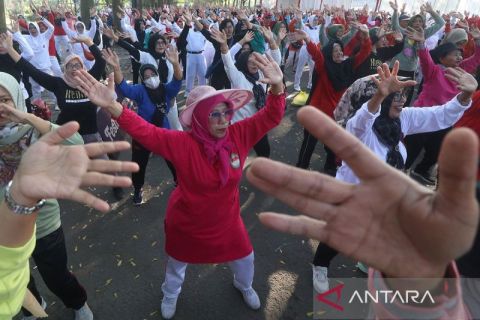 Senam lansia upaya sosialisasi hidup sehat guna meningkatkan usia harapan hidup