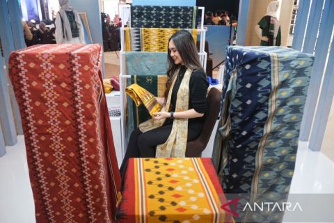Pameran tenun khas Sulawesi Tenggara